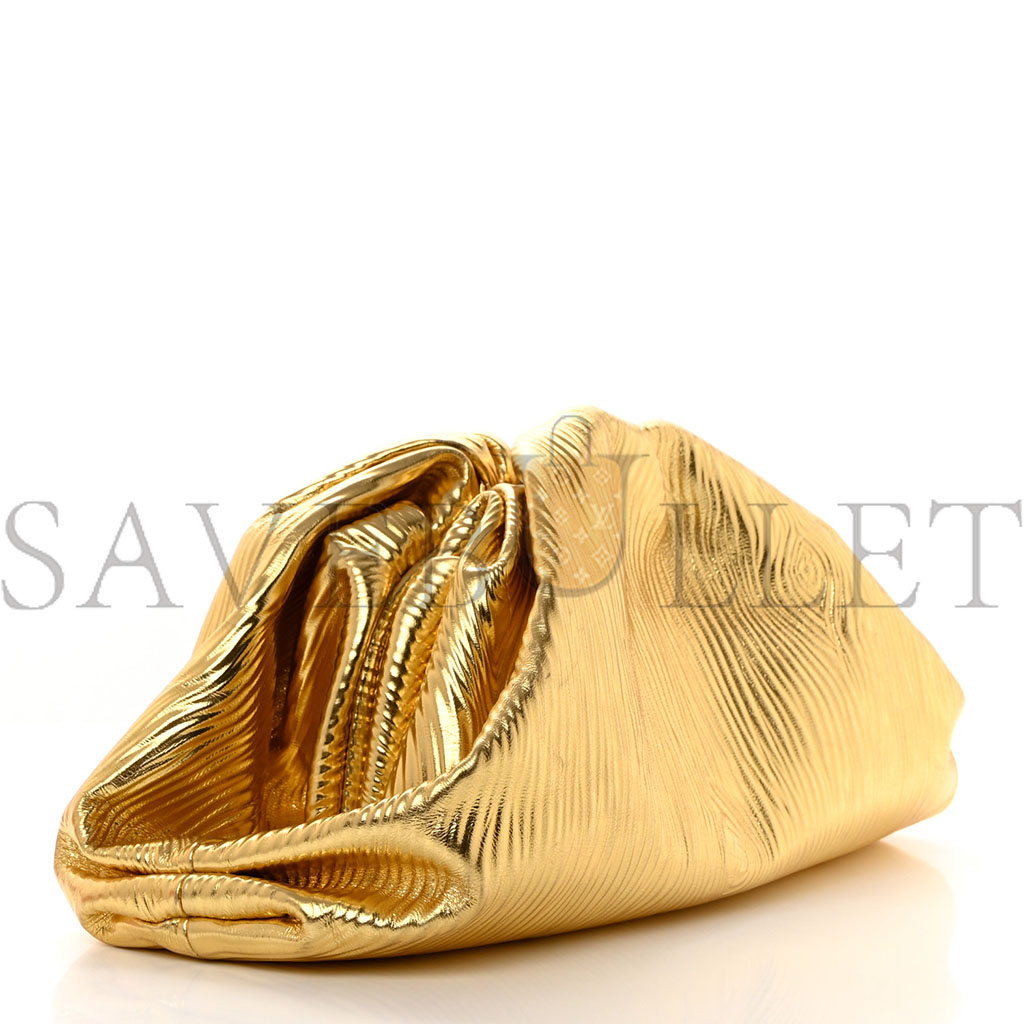 bo*te*ga Ve*ne*ta metallic bark calfskin embossed the pouch oversized clutch oro (39*17*9cm)