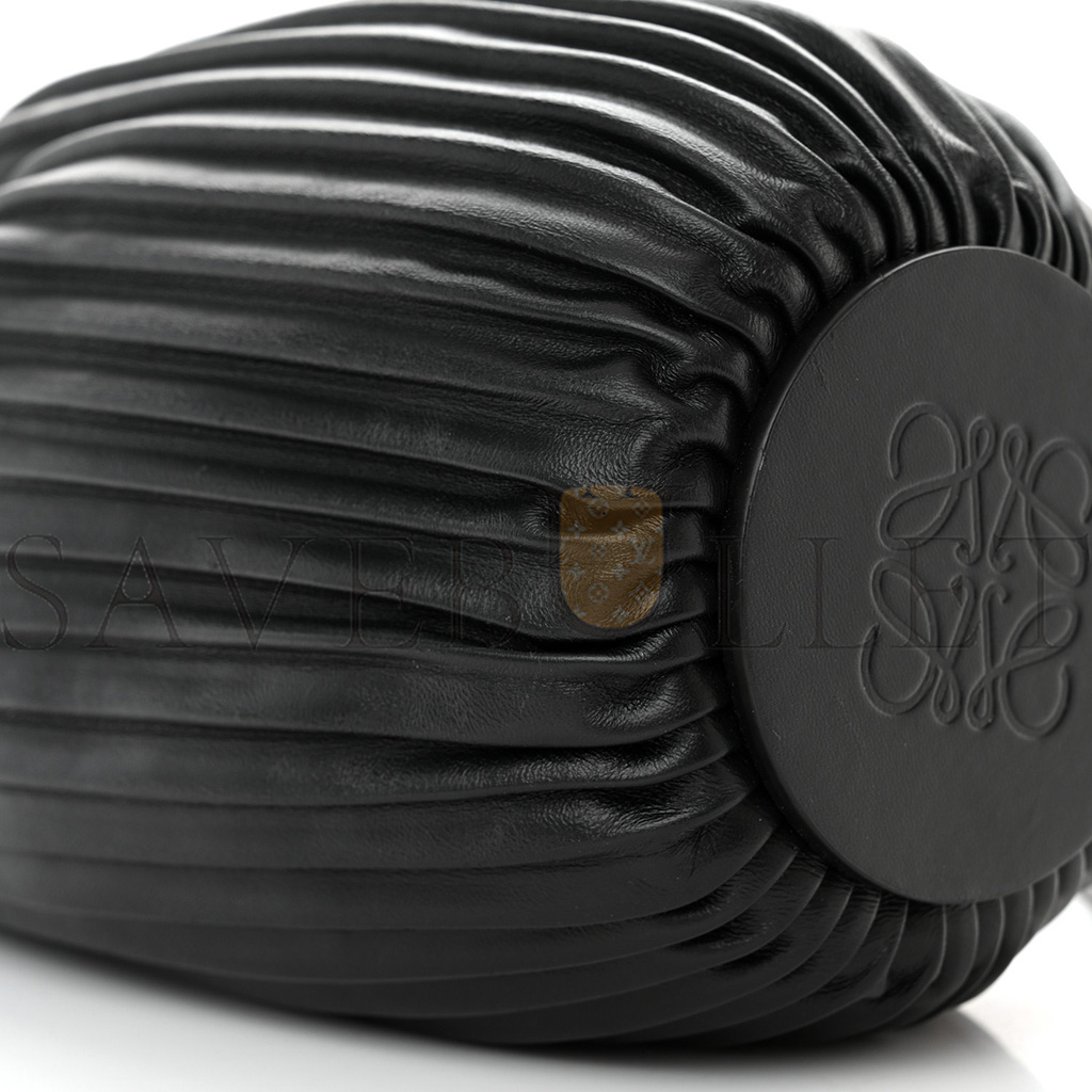 l*ew* lambskin pleated bracelet pouch shoulder bag black (25*9*9cm)